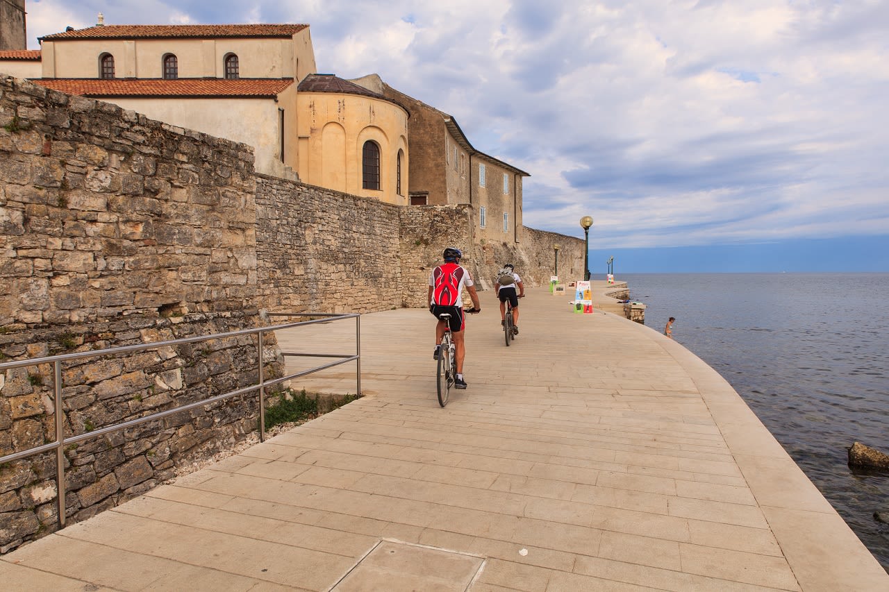 Fietsers in Porec, Kroatië. Foto: Adobestock / bepsphoto 