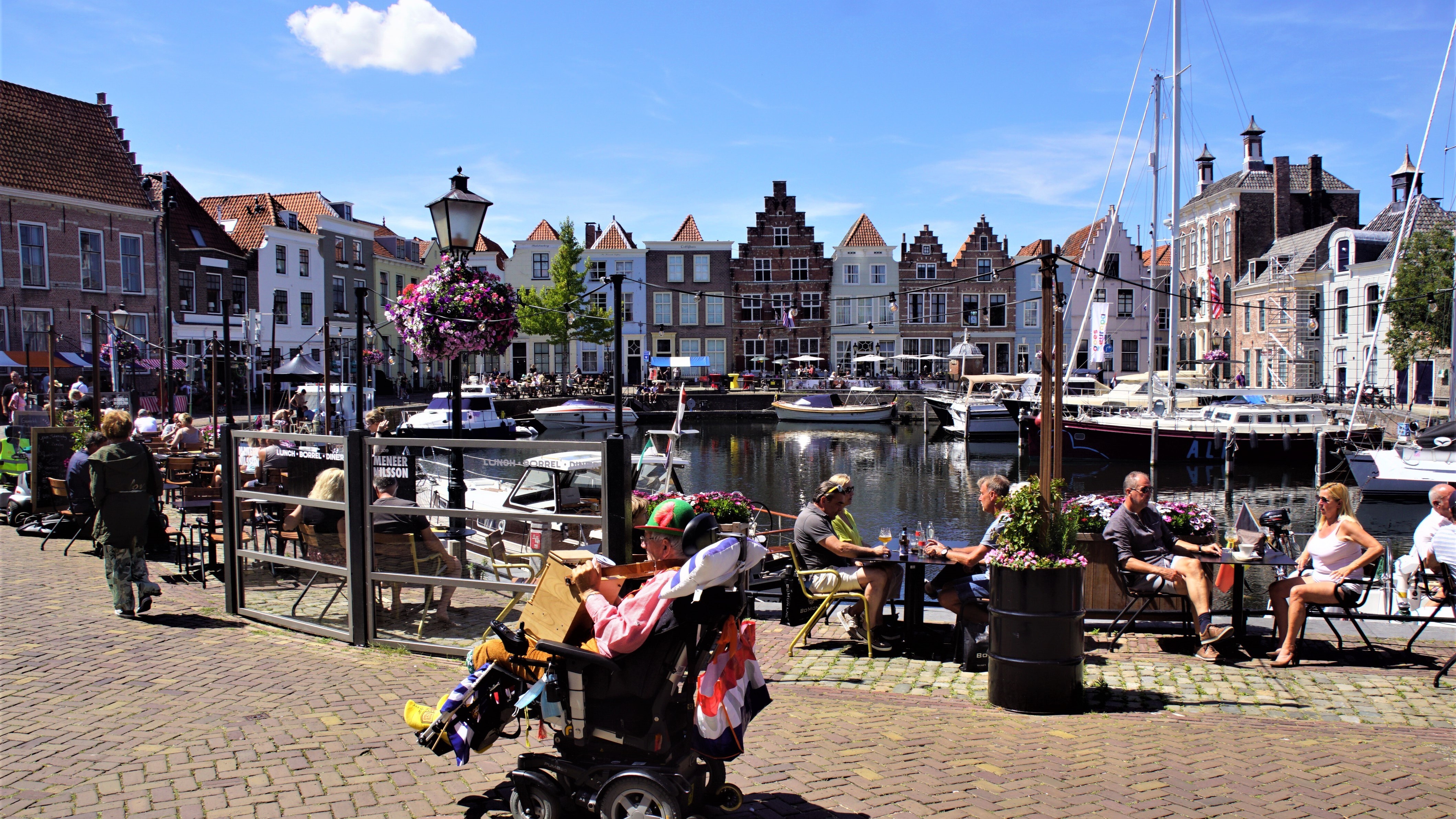 Mooie zomerdag op de Stadskade. Foto: Piet Grim