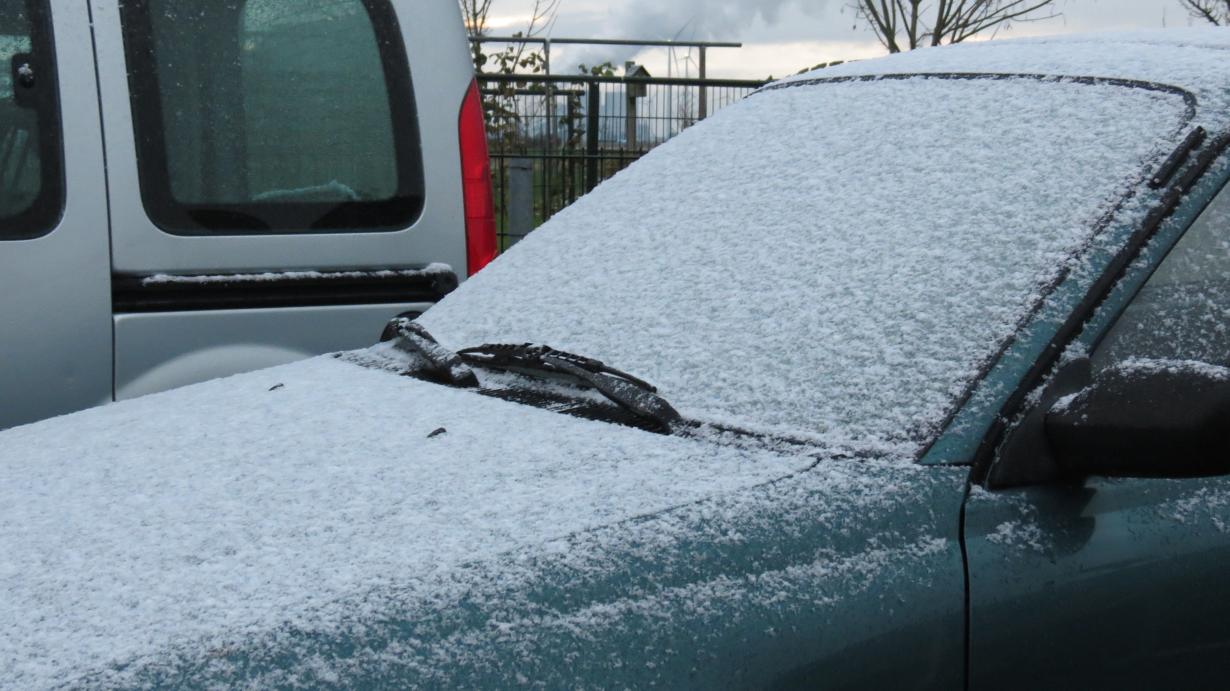 Dun laagje sneeuw op de auto. Foto Jannes Wiersema.