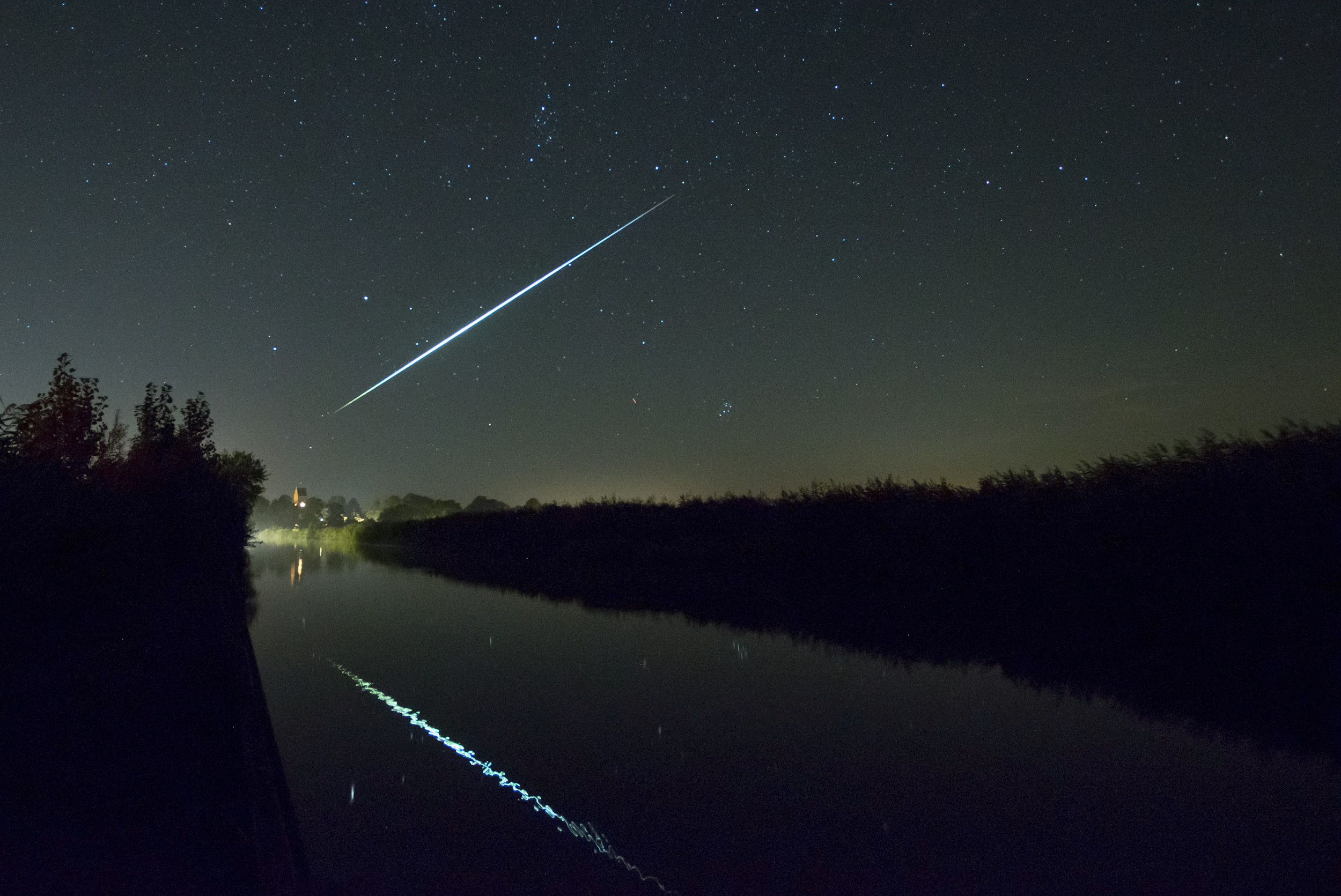 Een vallende ster boven Kimswerd, Friesland. Foto: Chris Schuil. 