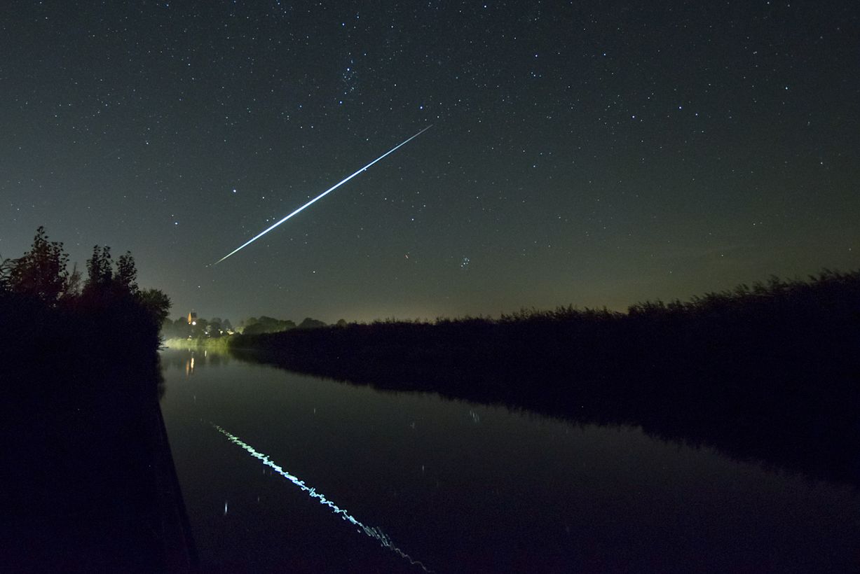 Een vallende ster boven Kimswerd, Friesland. Foto: Chris Schuil.