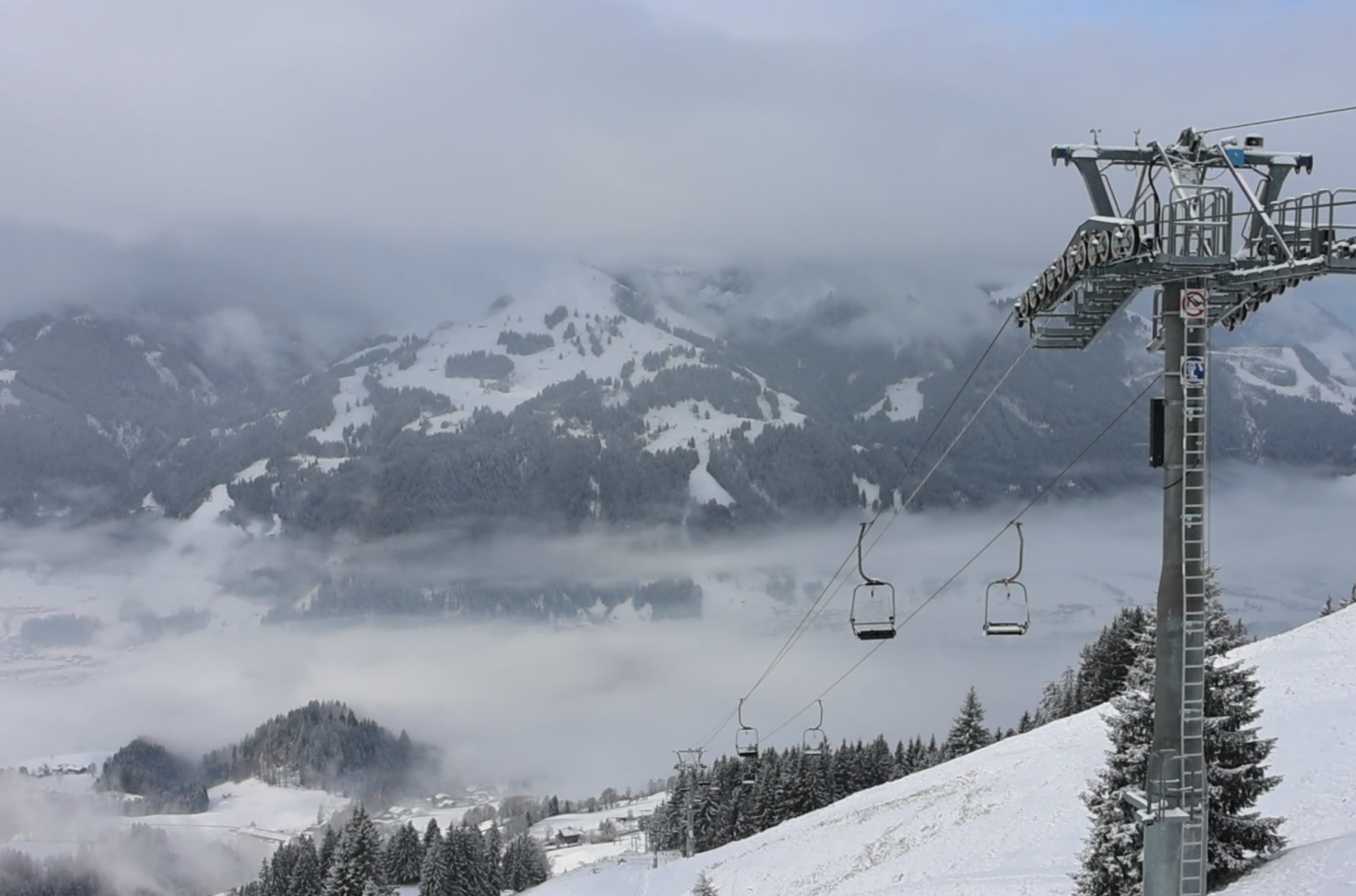 Kitzbühel met wolkenvelden op donderdagochtend. Bron: Feratel