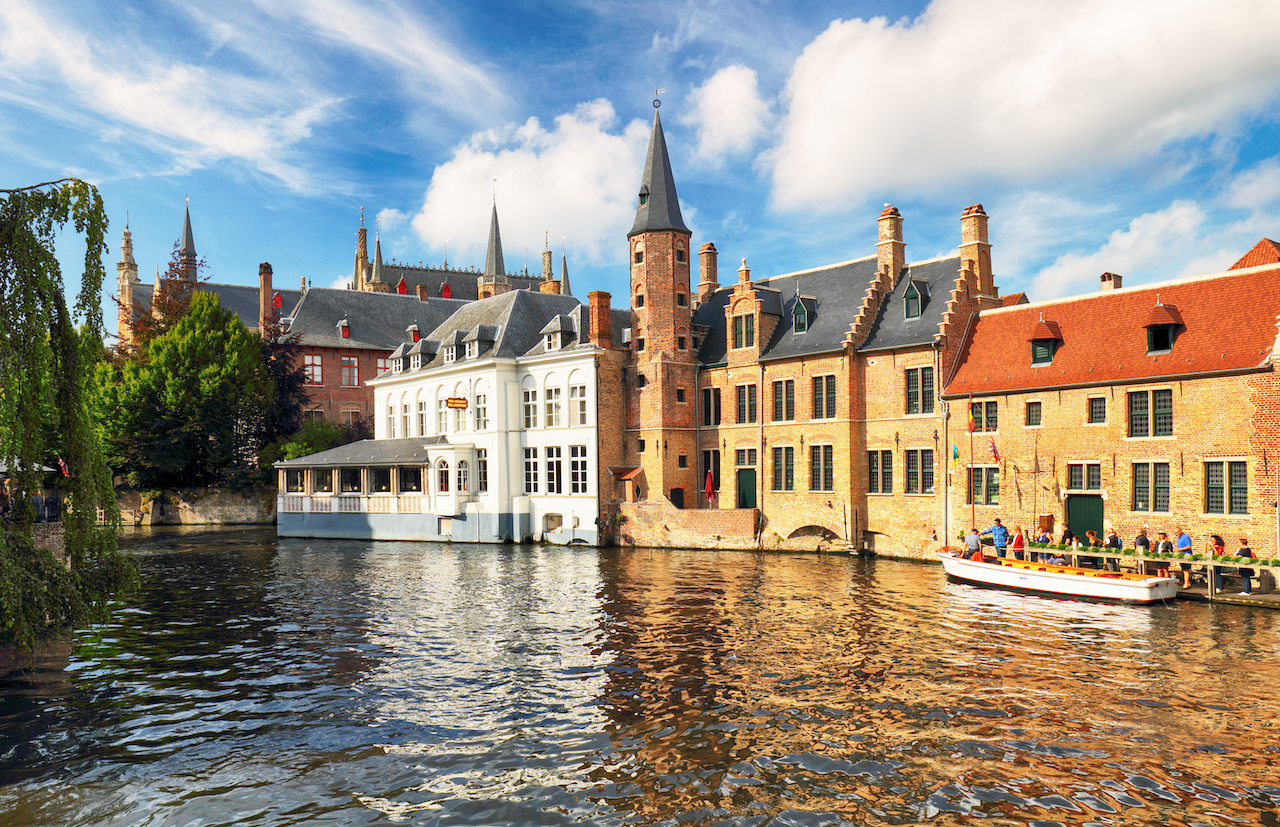 Volop zomer in Brugge. Foto: Adobe Stock / TTstudio