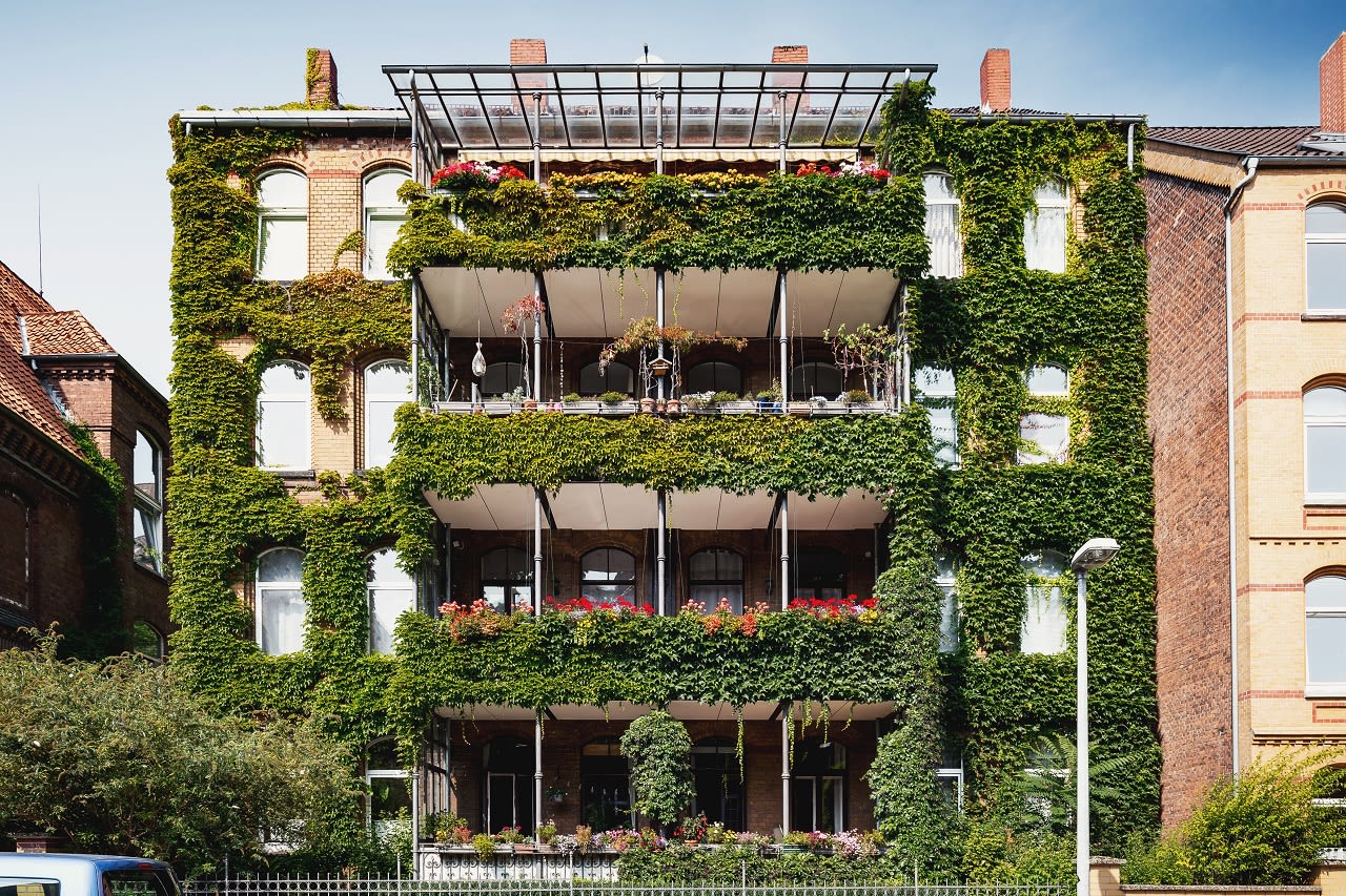 Een appartement met verticale tuin. Foto: Adobe Stock / Sebastian Grote