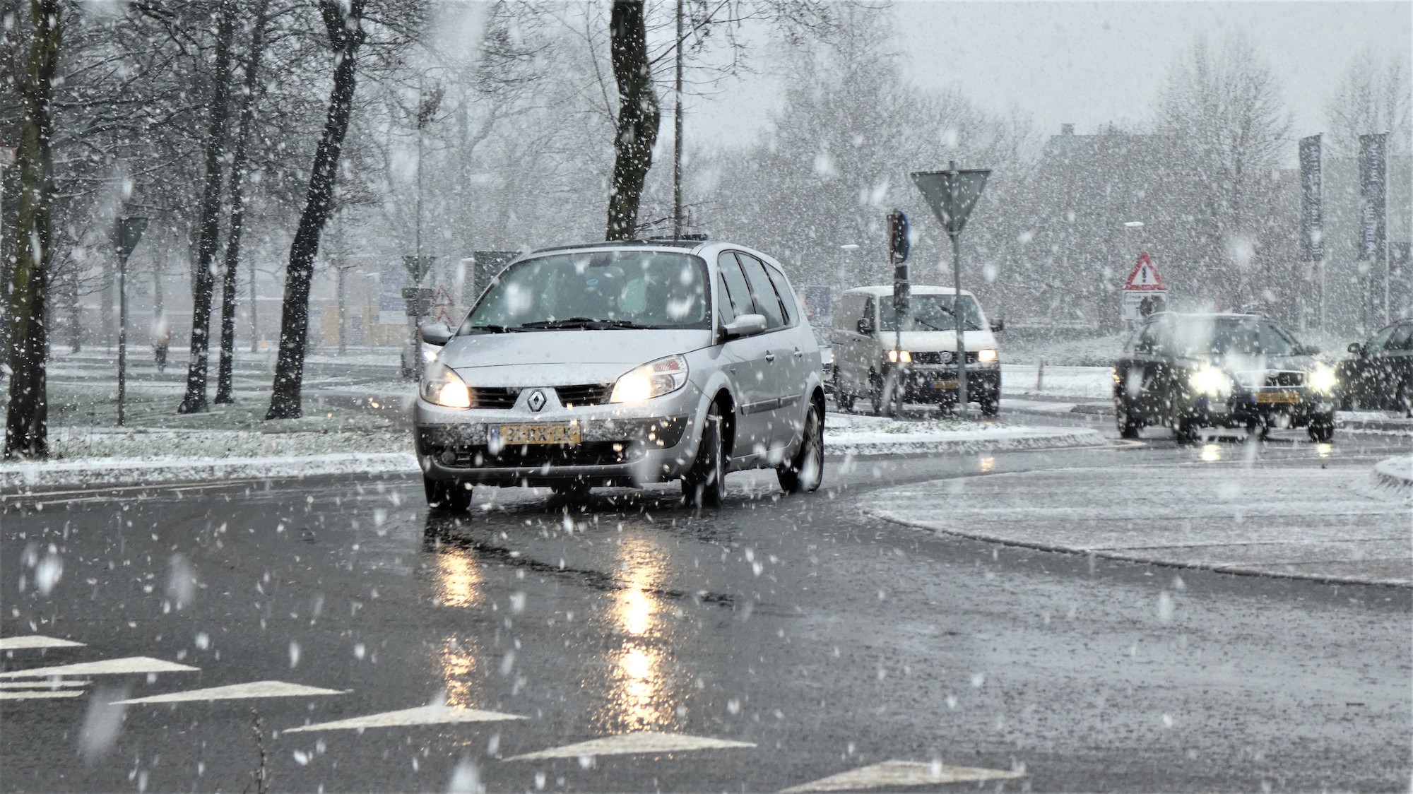 Natte sneeuw blijft niet liggen op weg maar wel op gras