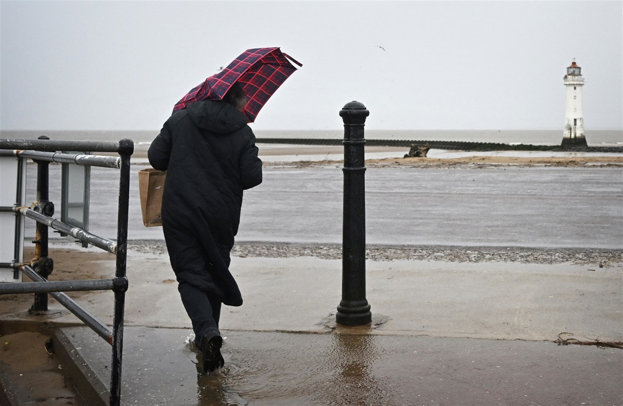 Ierland en Engeland zetten zich schrap voor een zware storm. Foto: (ANP / Paul ELLIS / AFP)
