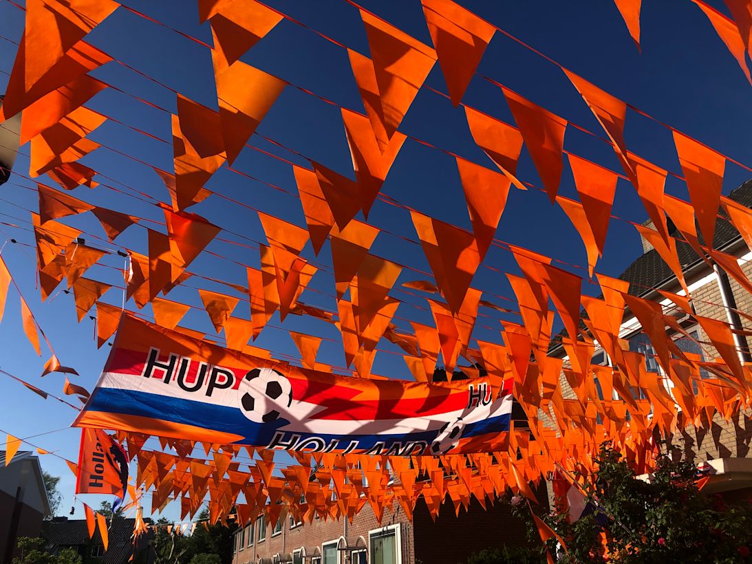 Oranje vlaggetjes.
Foto: Jolanda Bakker