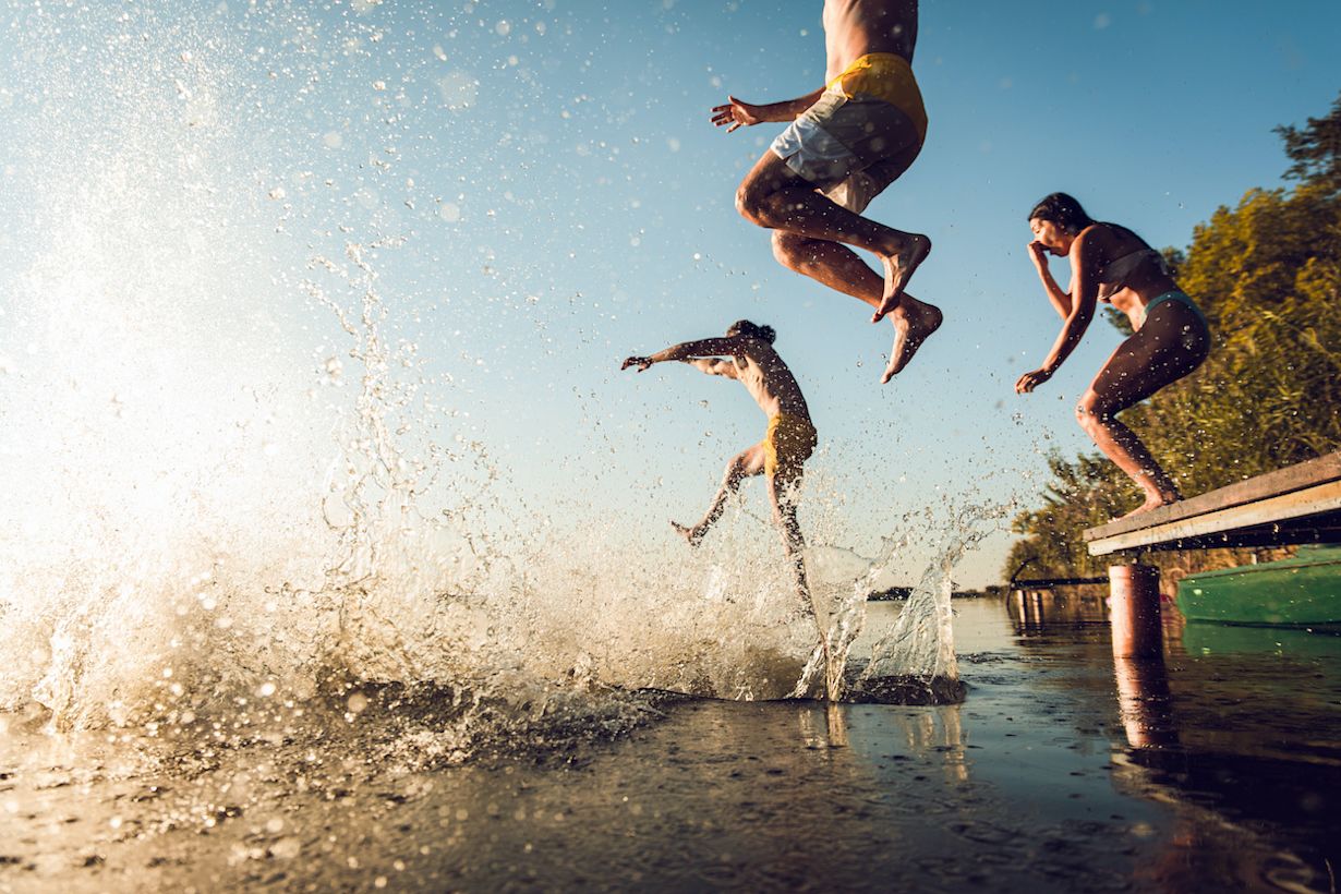 Een verfrissende duik tijdens warm zomerweer, foto: AdobeStock / Zoran Zeremski