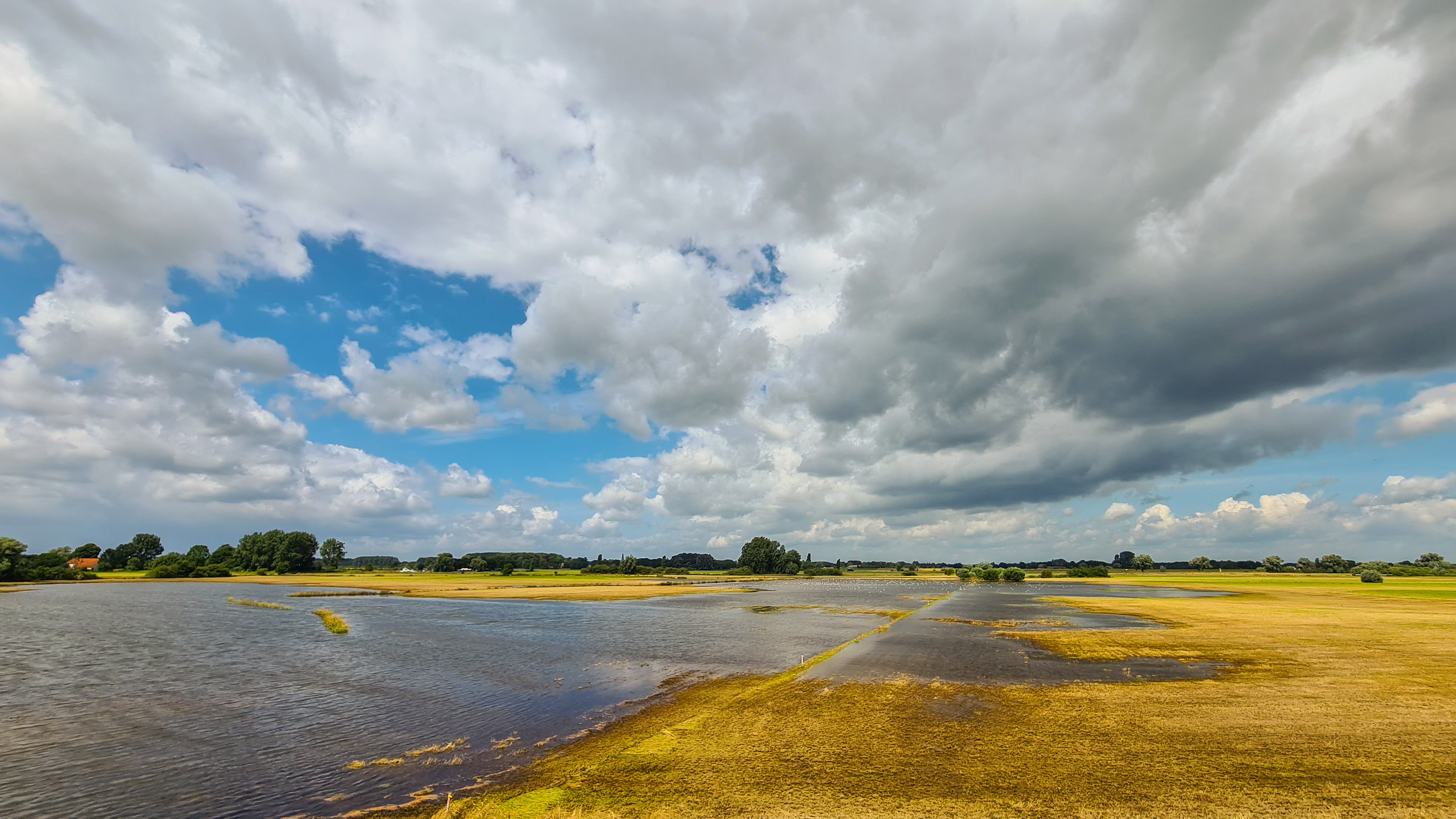 Uiterwaarden - Hoogwater - Maandoverzicht juli - Zomerse luchten - Stapelwolken