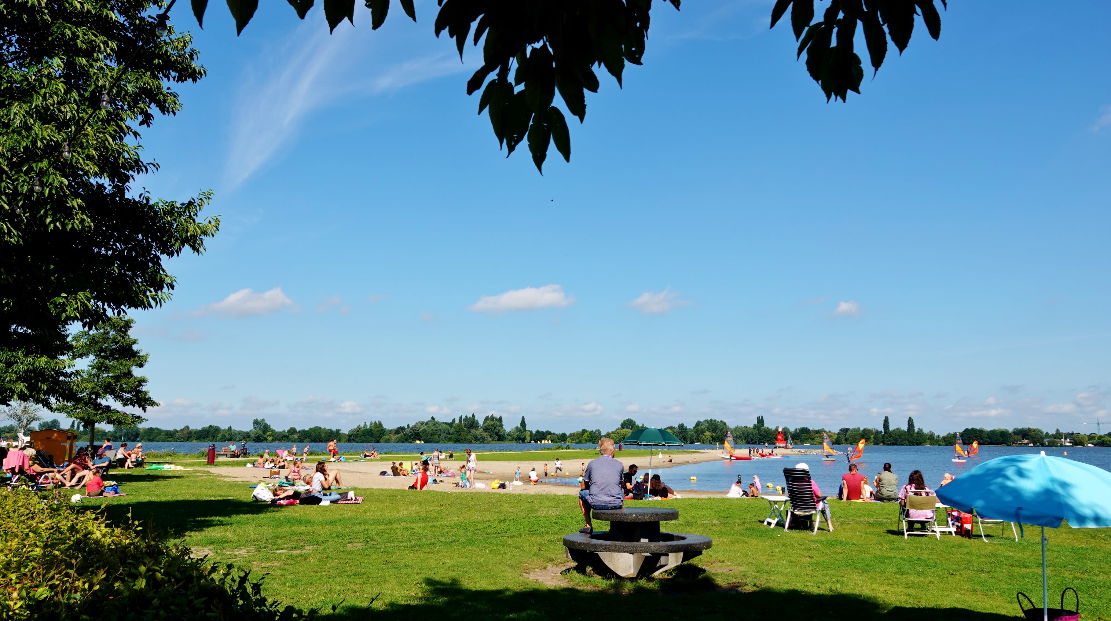 Volop zon en warmte aan strandje waterplas. Foto: Ton Wesselius.