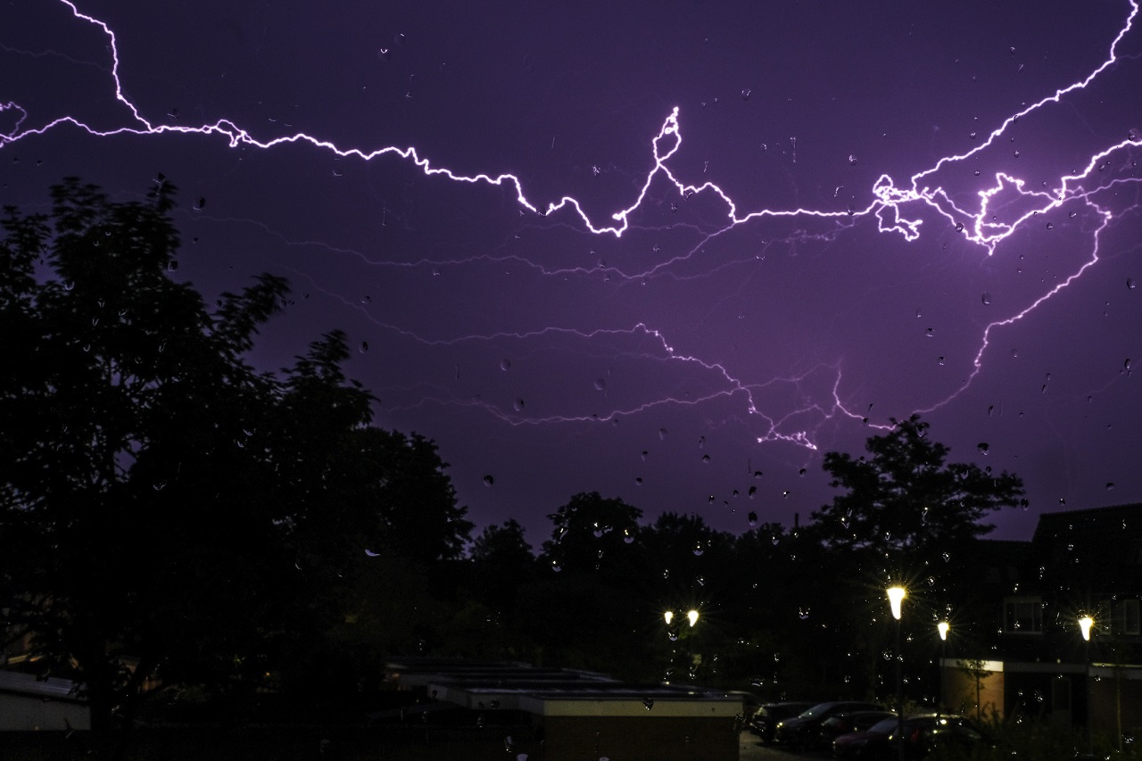 Bliksem boven Hoofddorp. Foto. Jan Aukes