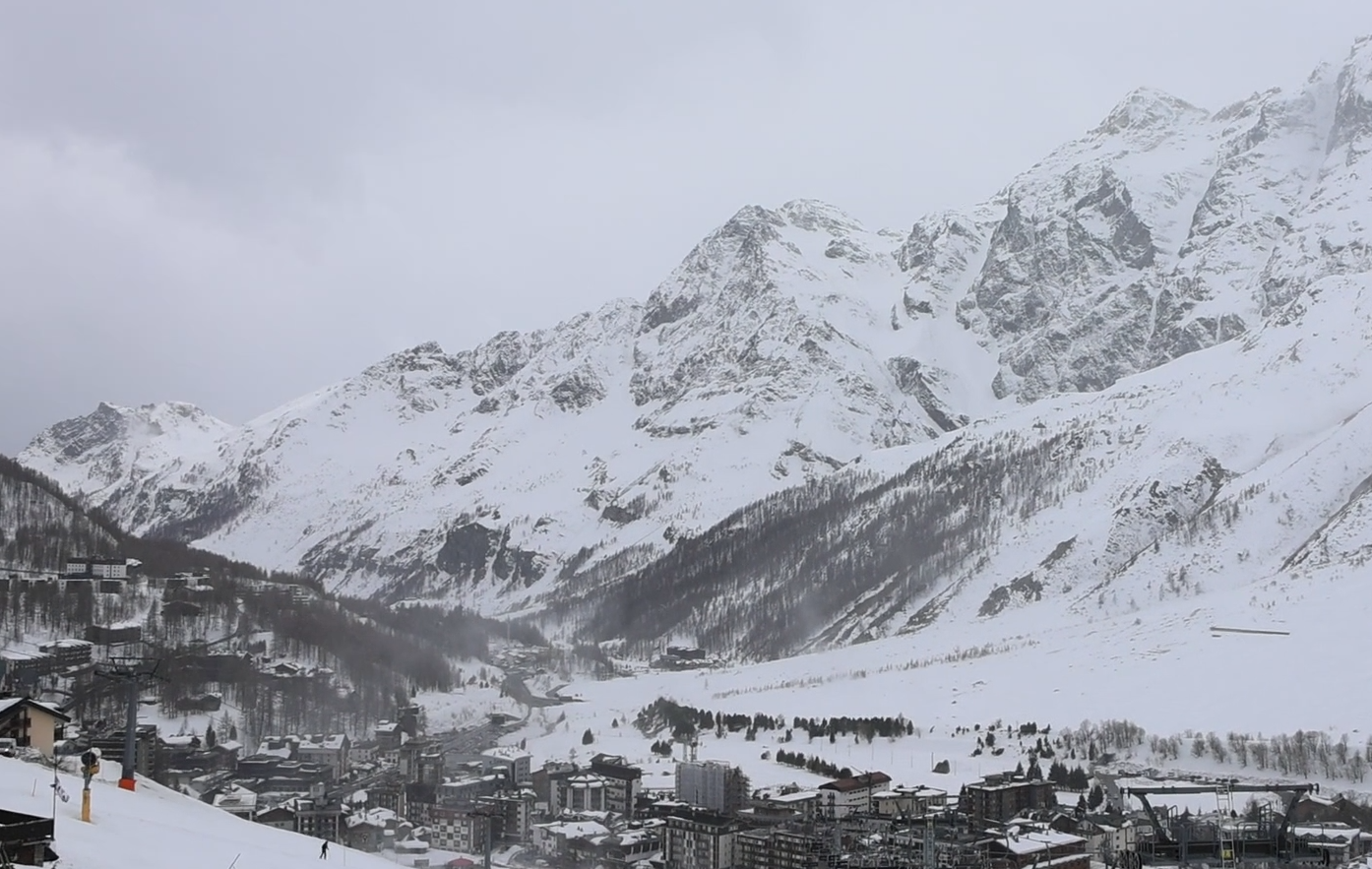 Ook in Cervinia is het nog tot in het dorp wit. Bron: Feratel