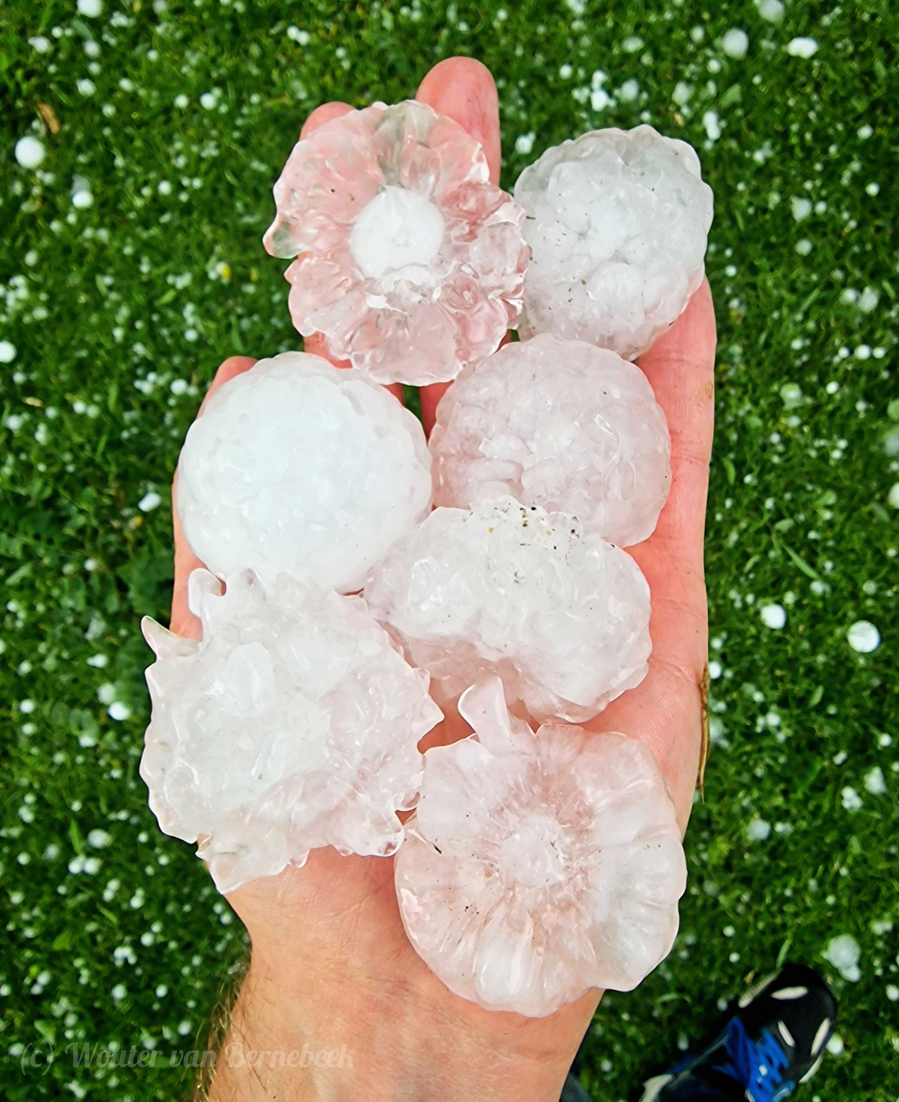 Grote hagelstenen bij een onweersbui in Venlo. Foto: Wouter van Bernebeek