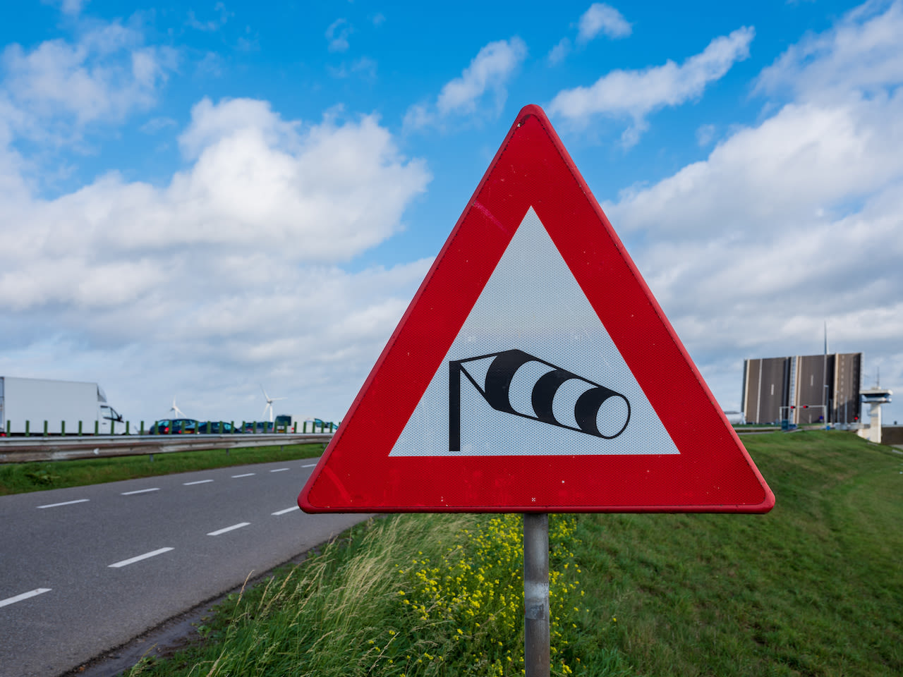Waarschuwing voor de forse wind op de Ketelmeerbrug in Flevoland. Foto: AdobeStock / Holland-PhotoStockNL.