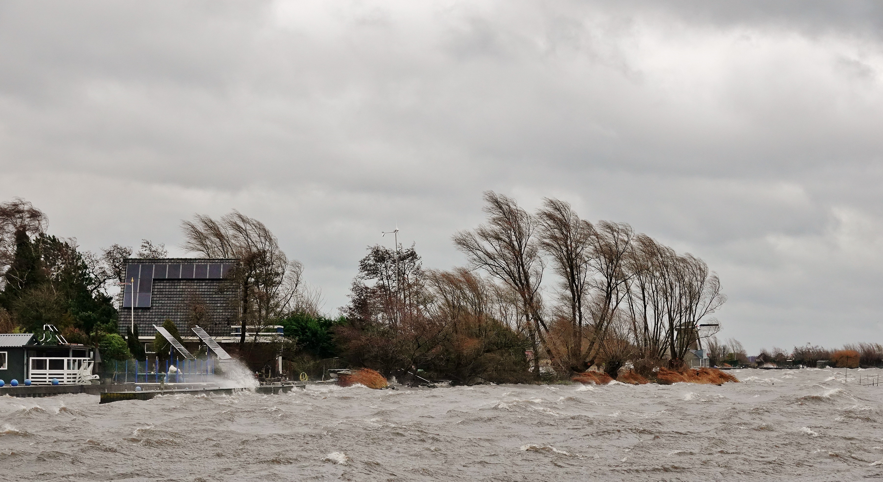 De definities van storm en zware rukwinden