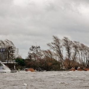 De definities van storm en zware rukwinden