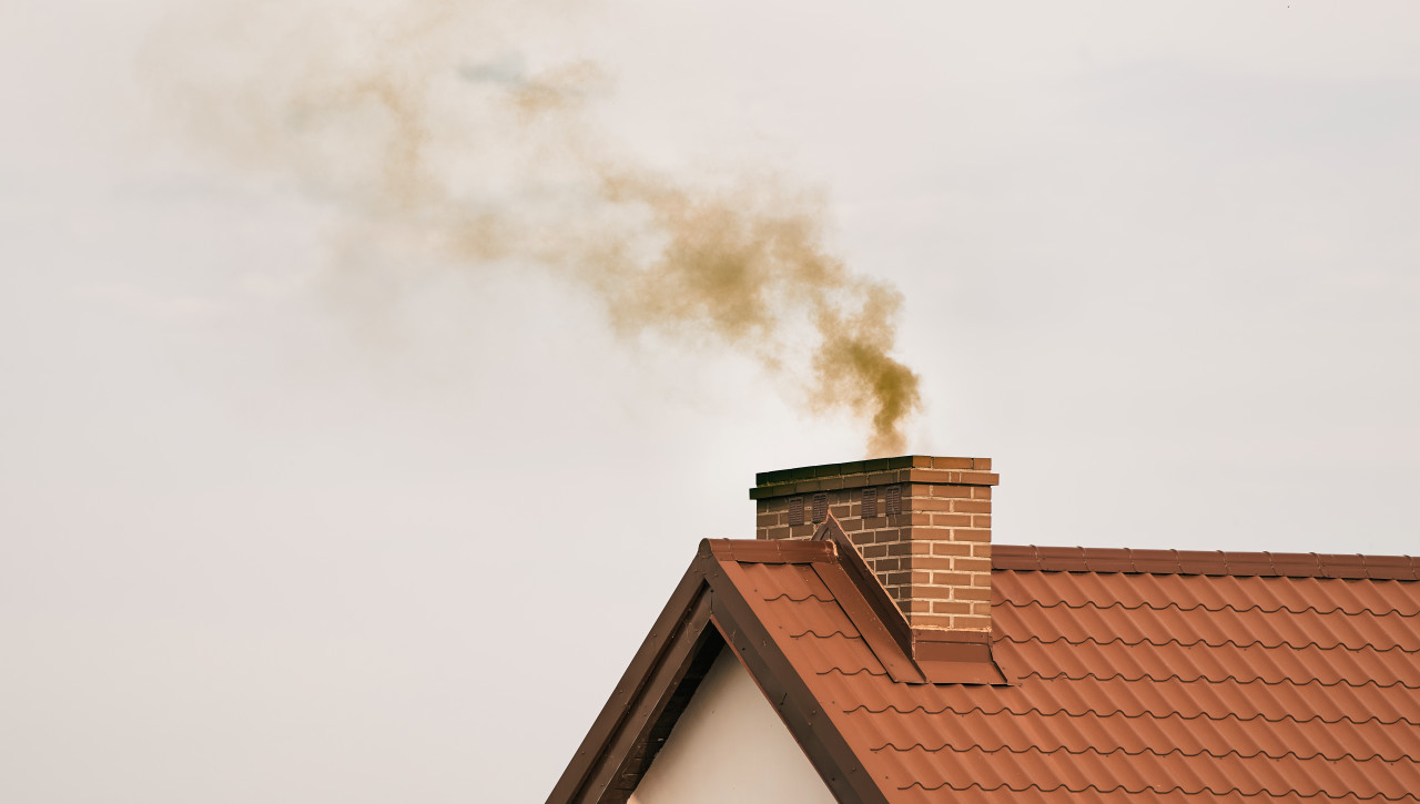 Houtrook kan blijven hangen. Foto: Adobe Stock / AlexGo