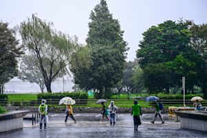 Tyfoon Dujuan treft Japan: honderden vluchten geschrapt door zware regen