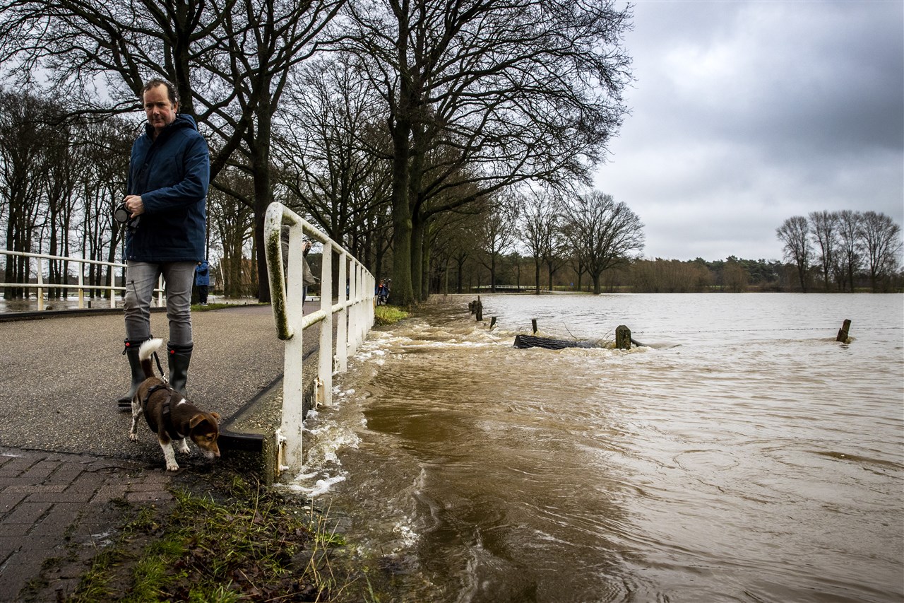 Door de aanhoudende regenval zijn de rivierstanden fors gestegen. Foto: ANP / VINCENT JANNINK