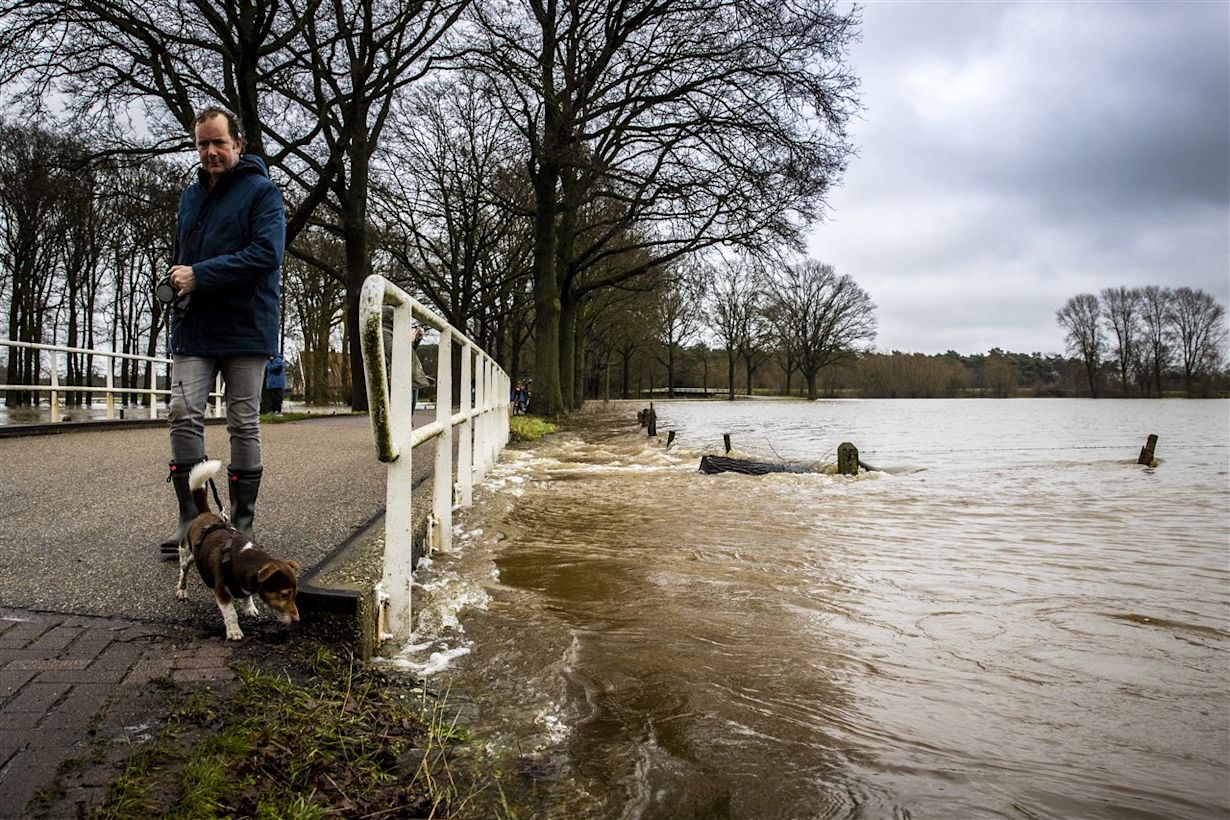 Door de aanhoudende regenval zijn de rivierstanden fors gestegen. Foto: ANP / VINCENT JANNINK
