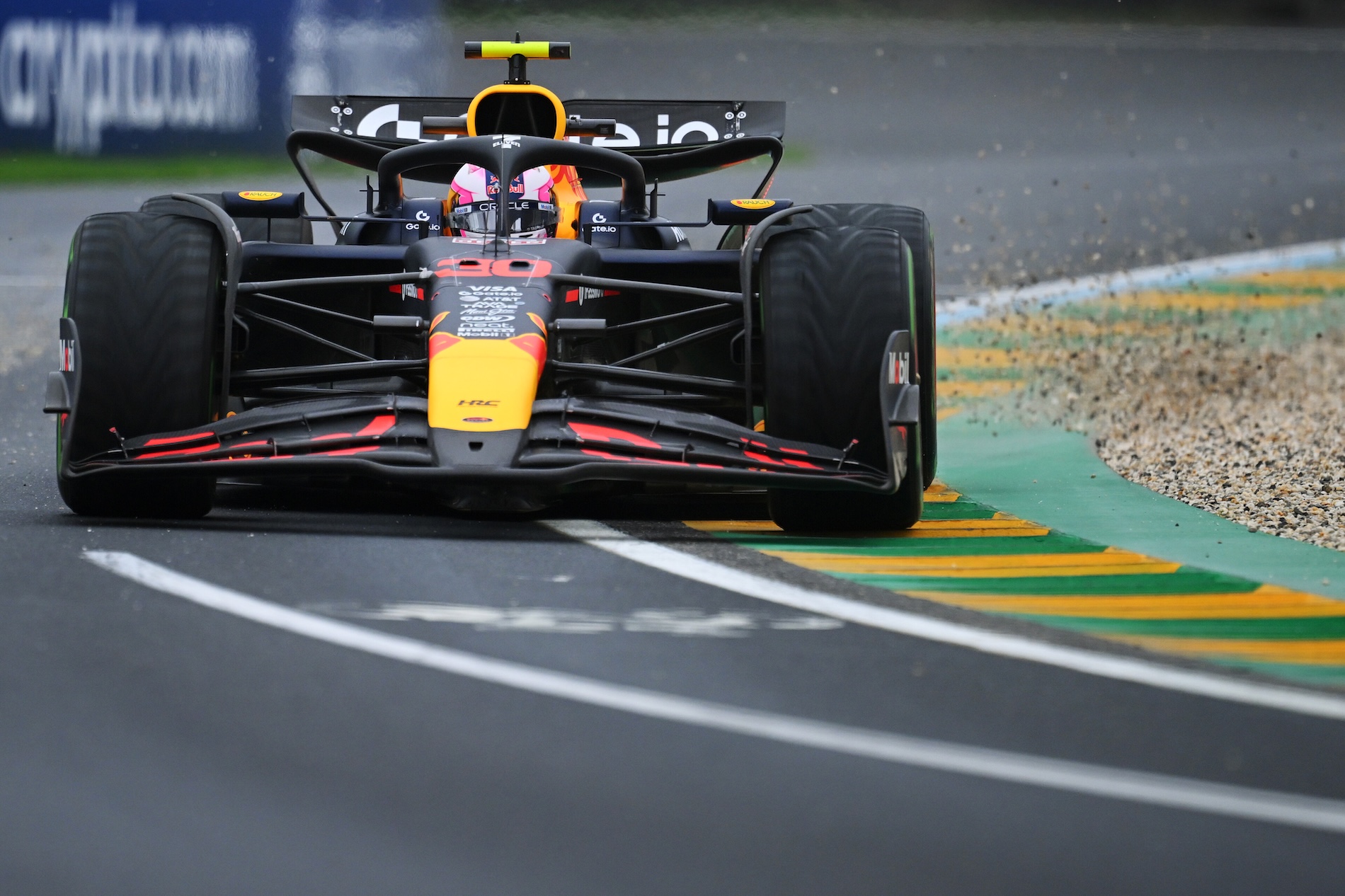 Liam Lawson in de Oracle Red Bull Racing RB21 tijdens de F1 Grand Prix van 2025 in Melbourne, Australië. Foto via redbullcontentpool.com, Clive Mason/Getty Images