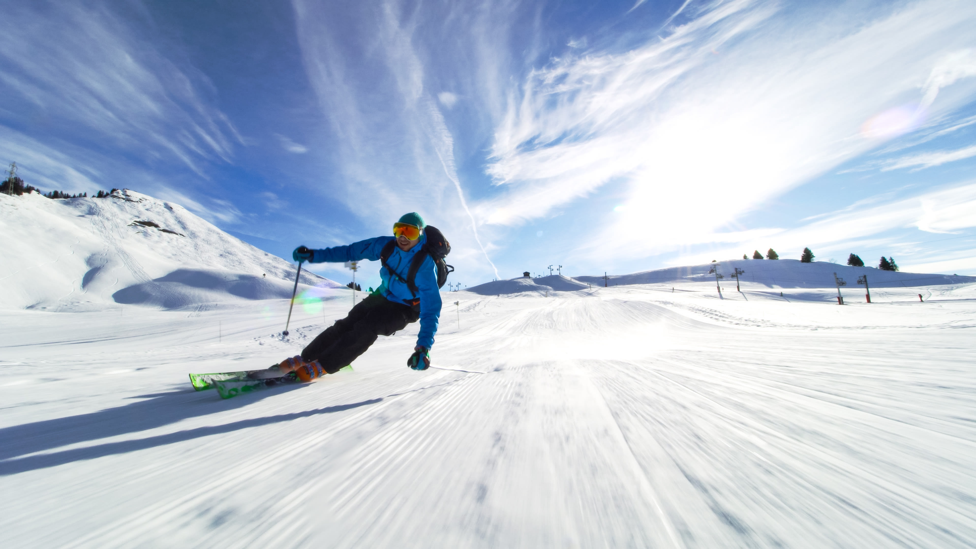 Een skiër in de Zwitserse Alpen. Foto: Adobe Stock / Nikola Spasenoski