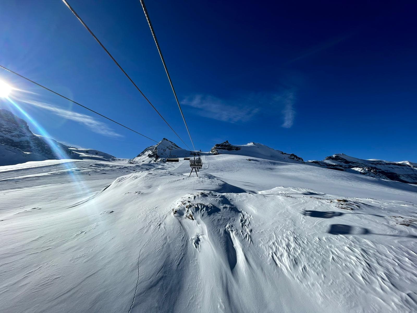 Strakblauwe luchten op de pistes van Zermatt op 7 december 2023. Foto: Jaap van Bergen. 