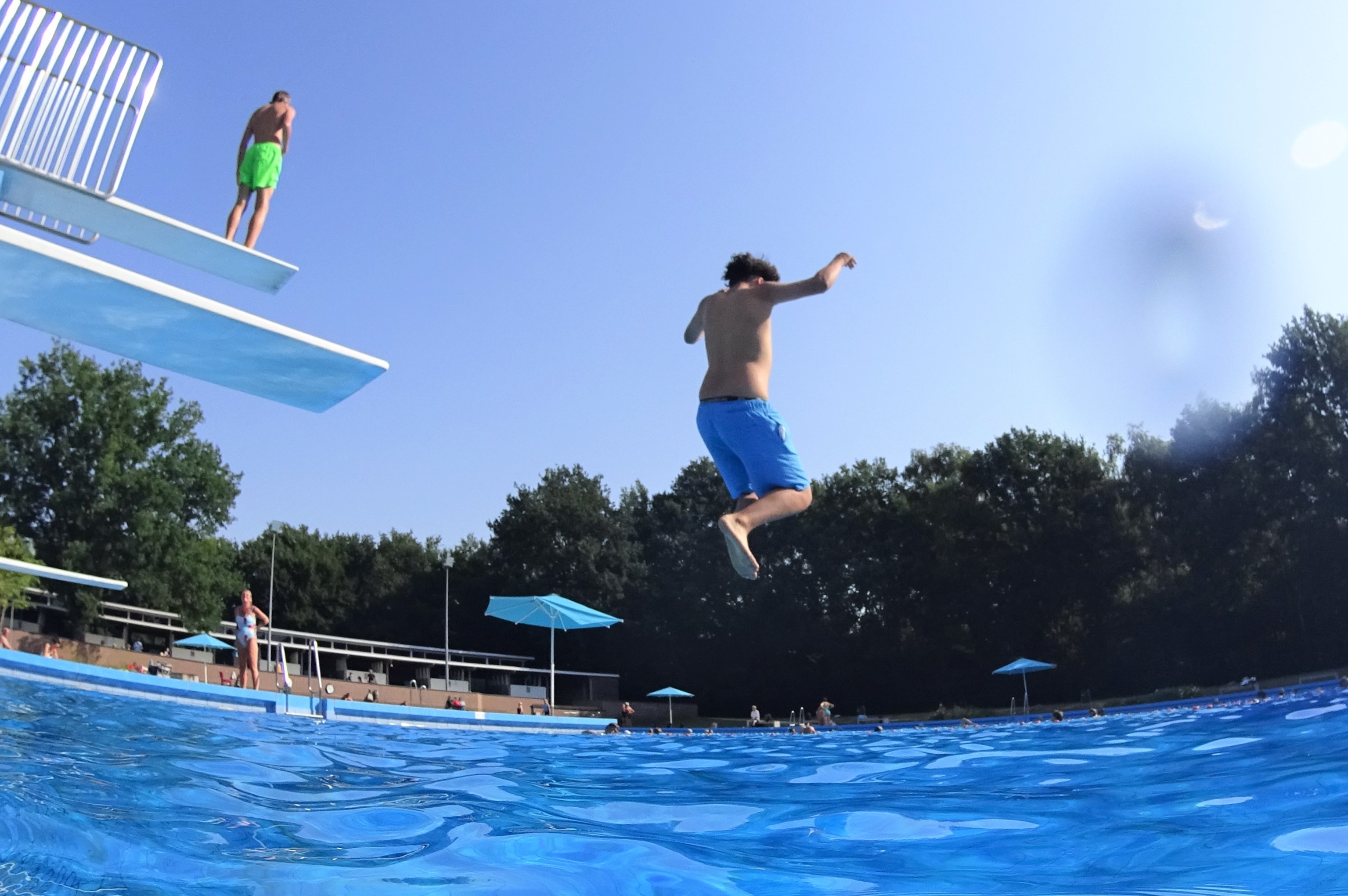 Duik in het zwembad op een tropische dag. Foto: Paul Hermans