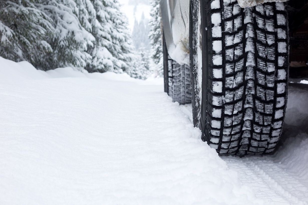 Winterband op een met sneeuw bedekte weg. Foto: AdobeStock / Popa