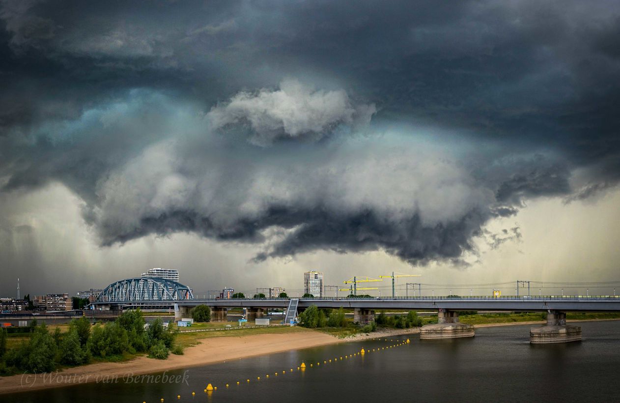 Een zware bui trekt over Nijmegen. Foto: Wouter van Bernebeek.