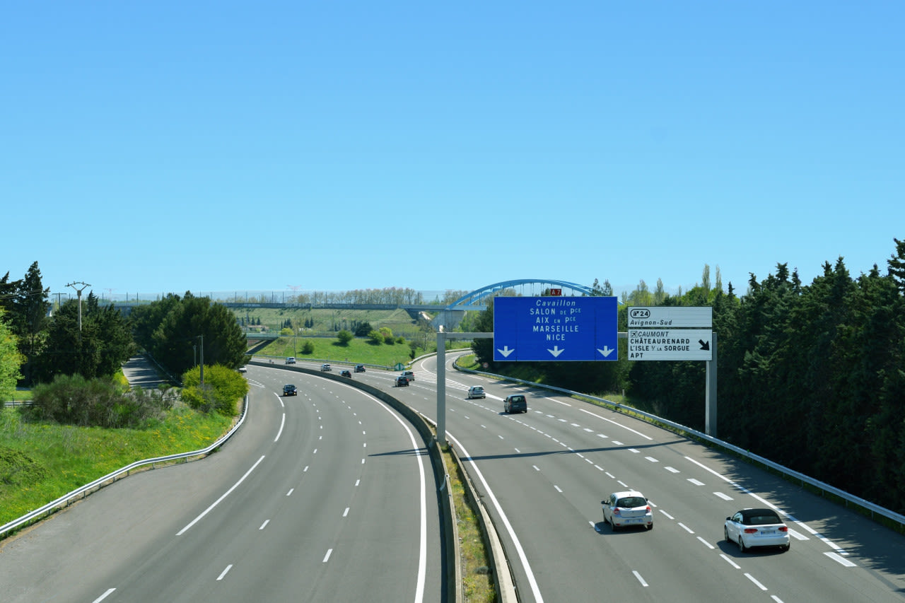 Autoroute-du-Soleil-A7-met-wegwijzer-boven-snelweg