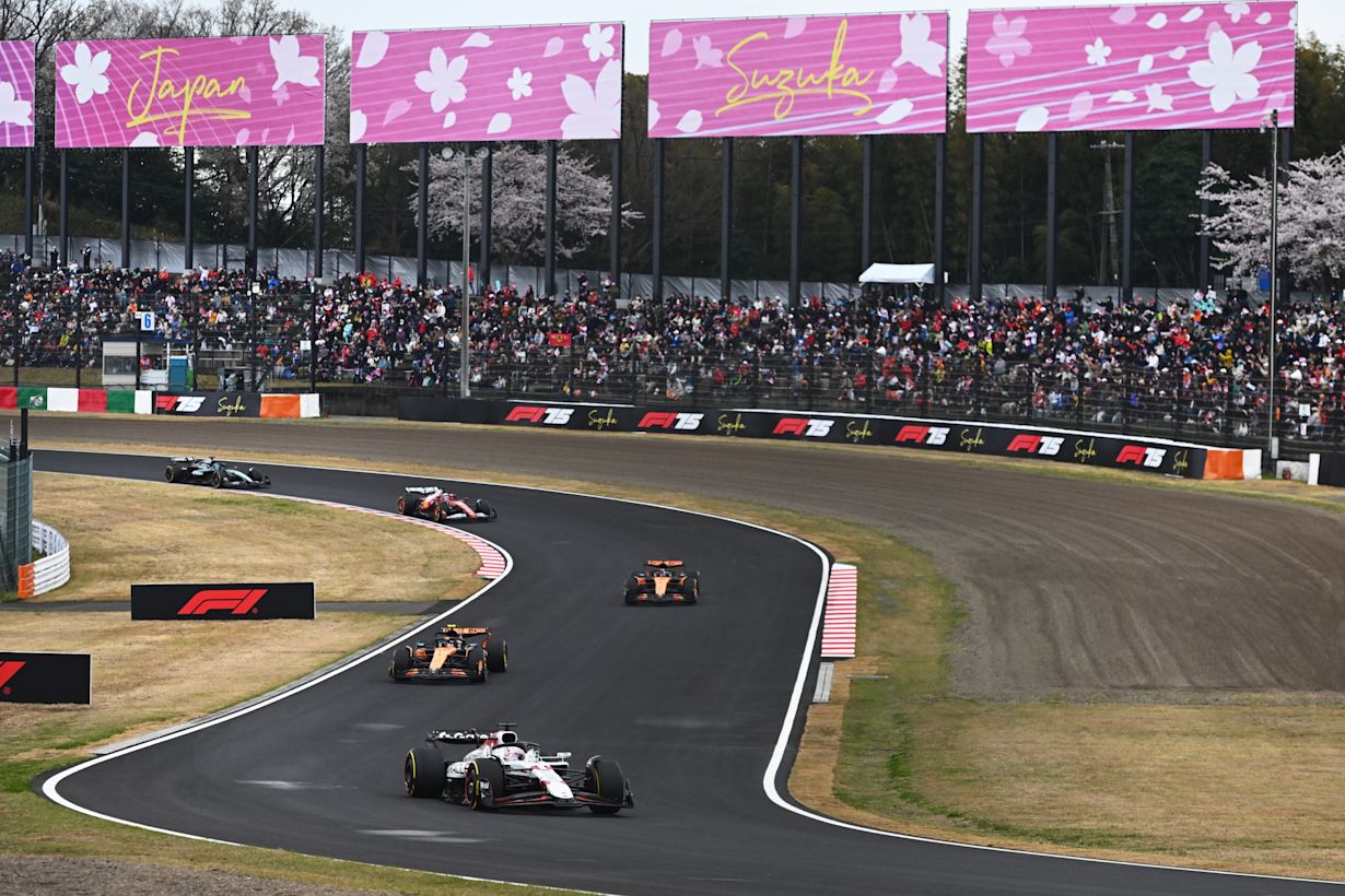 Verstappen aan kop tijdens de GP van Japan 2025. Foto: Red Bull Content Pool / Rudy Carezzevoli / Getty Images.
