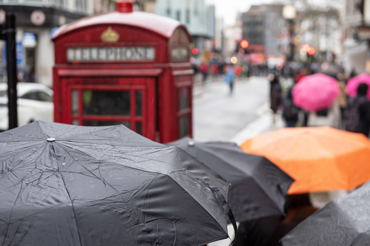 Een regenachtige dag in Londen komt geregeld voor komende periode. Foto: Adobe Stock / noskaphoto