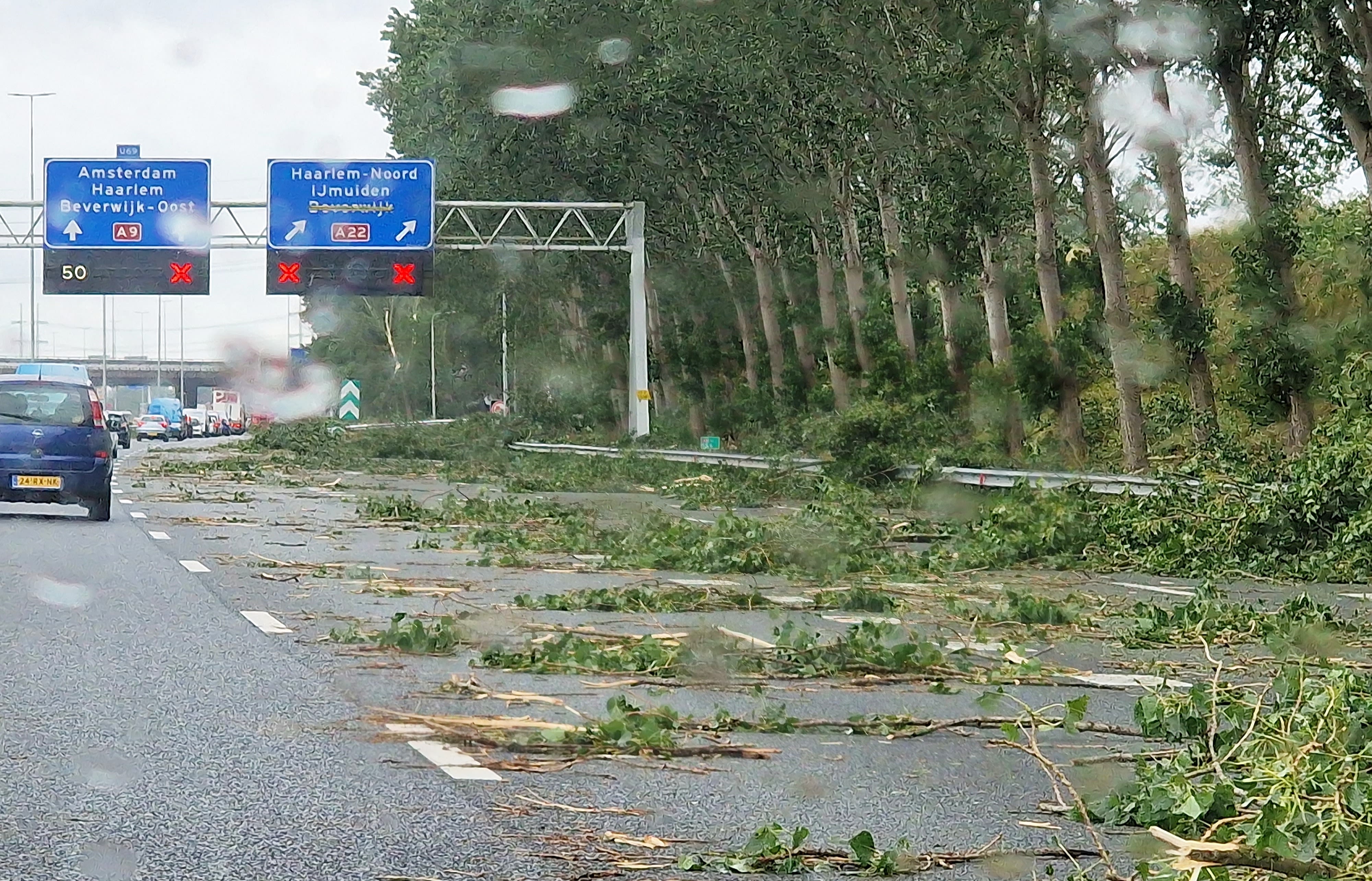 De A9 was volledig bezaaid met bomen toen zomerstorm Poly over trok. Foto: Wouter van Bernebeek