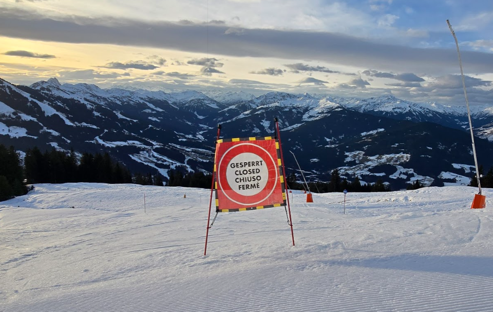 Afgesloten skipiste in Skiwelt door te weinig sneeuw (foto: Eric Kromhout)