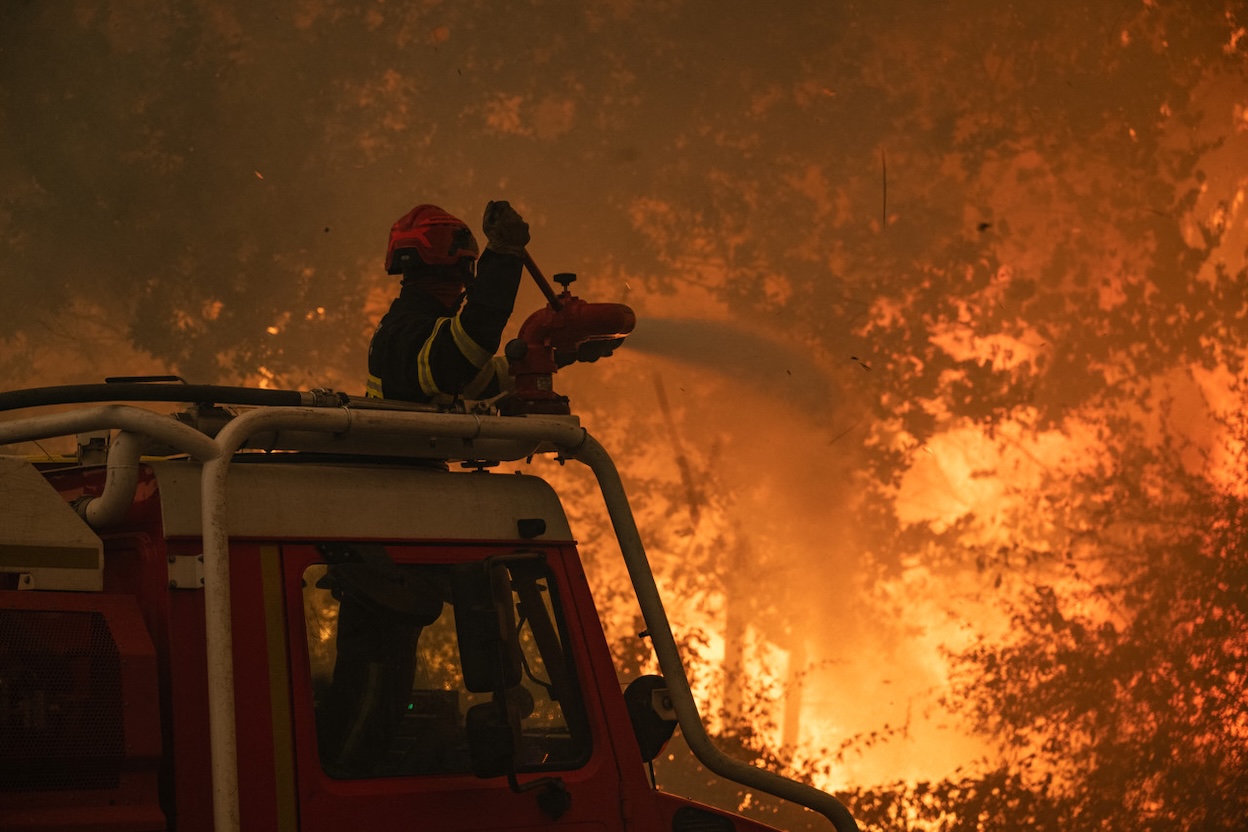 Meer evacuaties bij Bordeaux, iets gunstiger weer voor brandweer