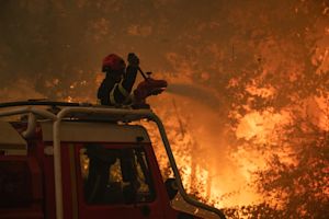 Meer evacuaties bij Bordeaux, iets gunstiger weer voor brandweer