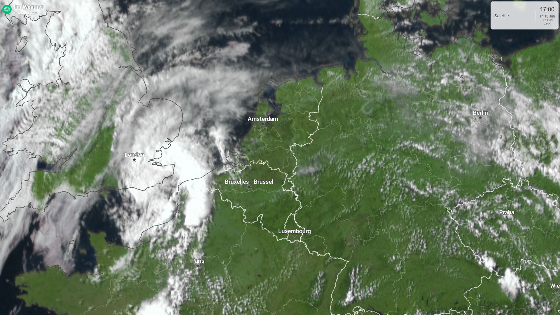 Het satellietbeeld van 17:20 lokale tijd. De buien zijn goed te zien boven het Kanaal.