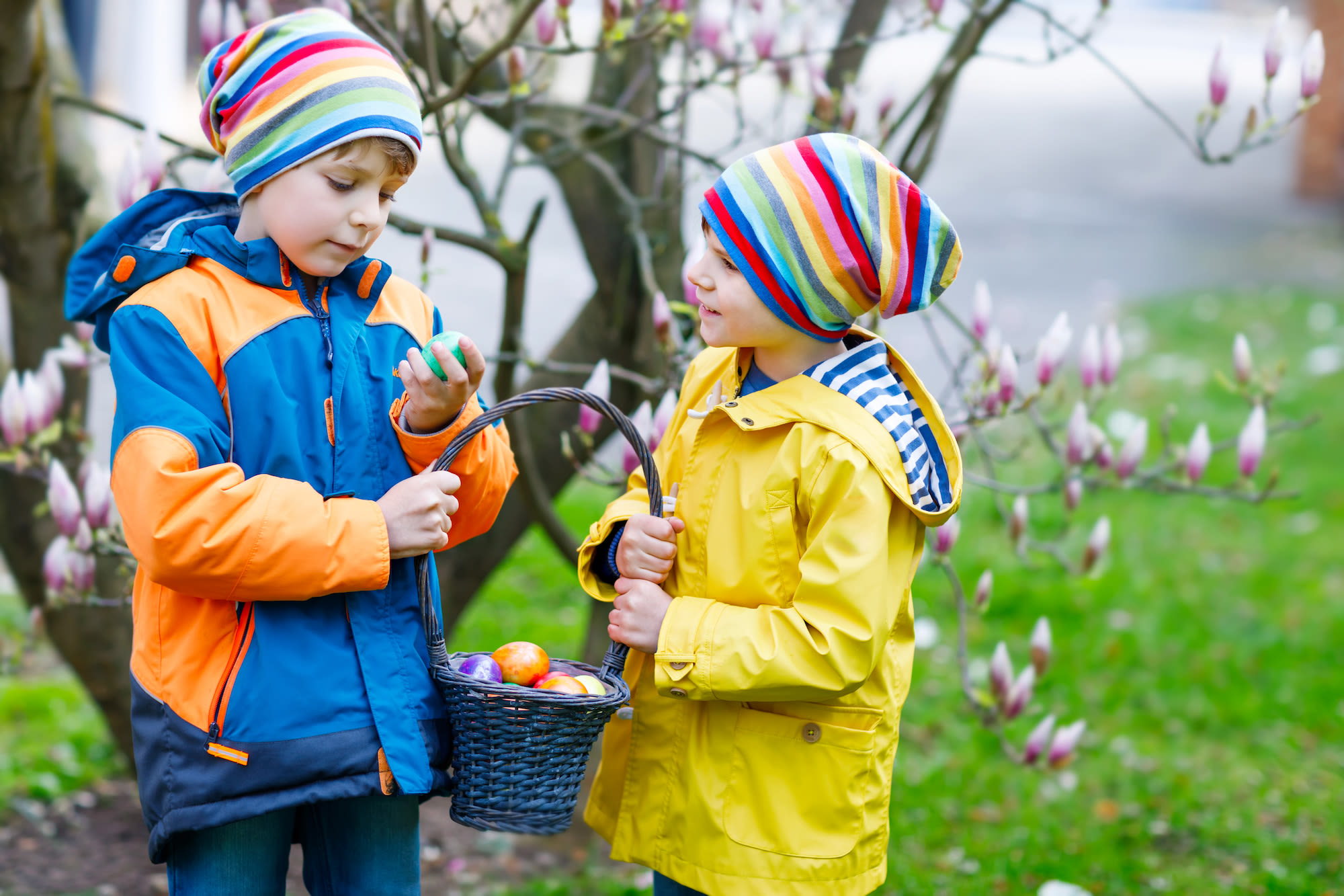 Twee kinderen zoeken naar eieren met Pasen. Foto: Adobe Stock / Irina Schmidt