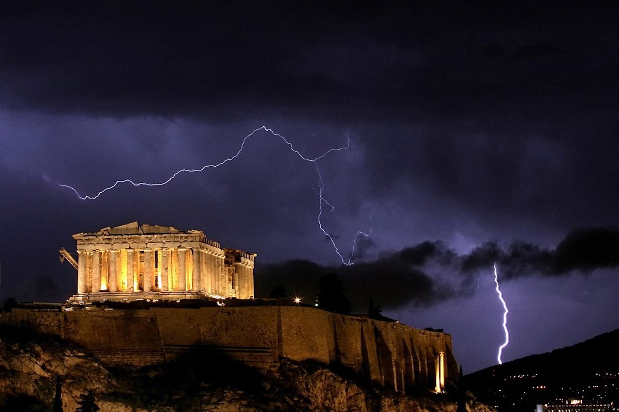 Onweer op de Acropolis in Athene. Foto: ANP / AFP / Aris Messinis.