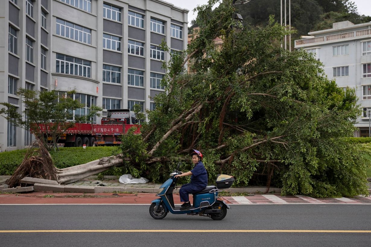 De tyfoon in China heeft voor behoorlijk wat schade gezorgd, waaronder overstromingen. Foto: ANDRES MARTINEZ CASARES / EPA