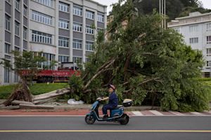 Tyfoon in China afgezwakt tot tropische storm, zorgt voor overstromingen
