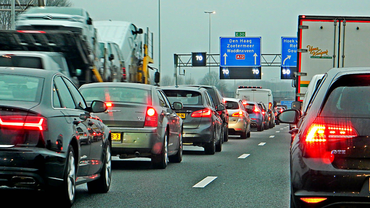 Drukke ochtendspits door regenachtig weer. Foto: J. de Jong