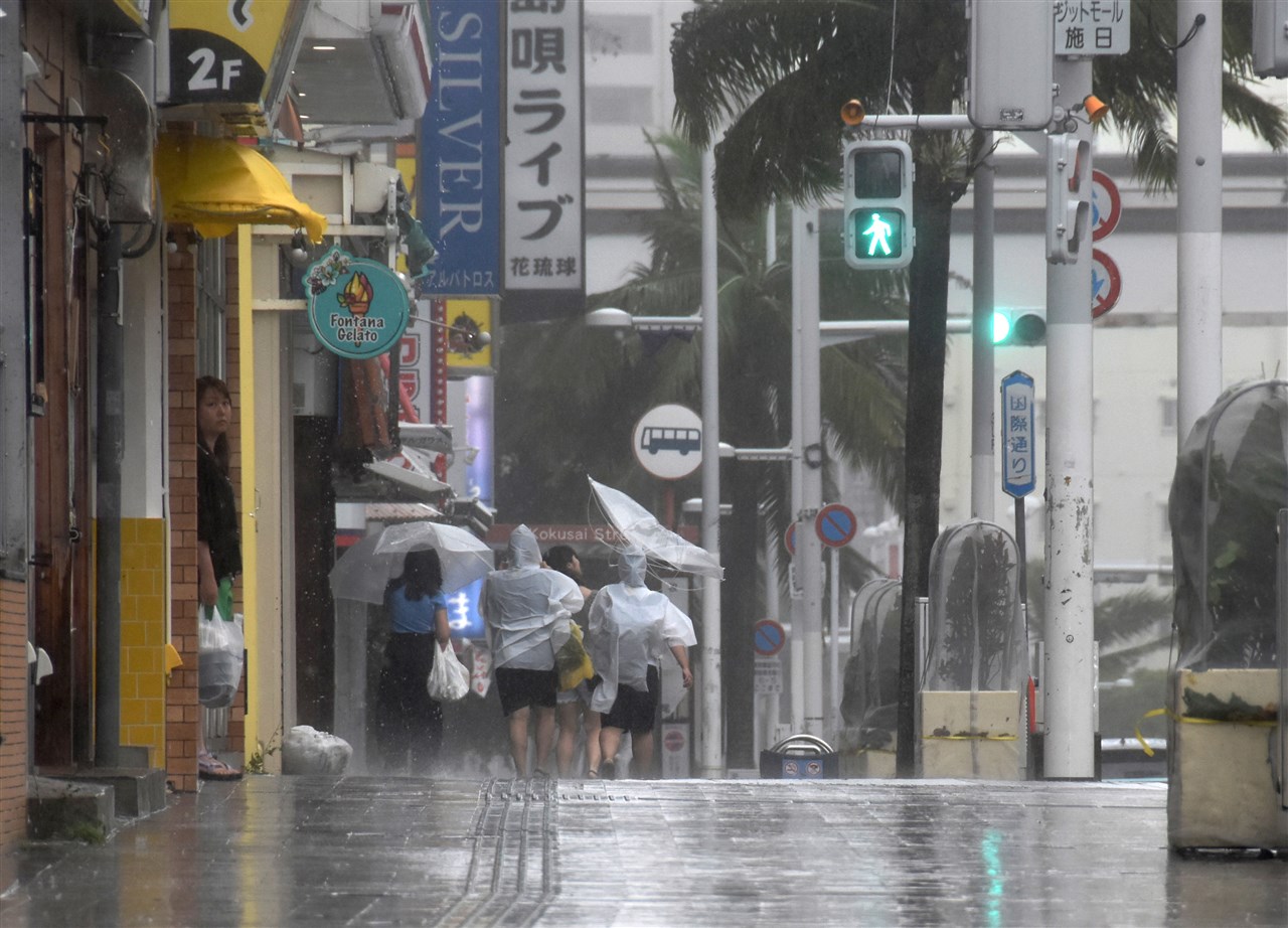 Japan en Zuid-Korea worden geteisterd door tropische storm Khanun. Foto: ANP/EPA/JIJI PRESS JAPAN OUT EDITORIAL USE ONLY/