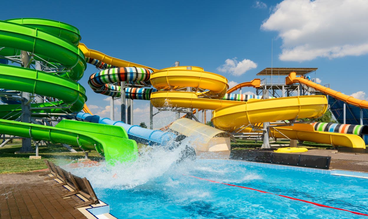 Buitenglijbanen van een zwempark. Foto: AdobeStock / yelantsevv