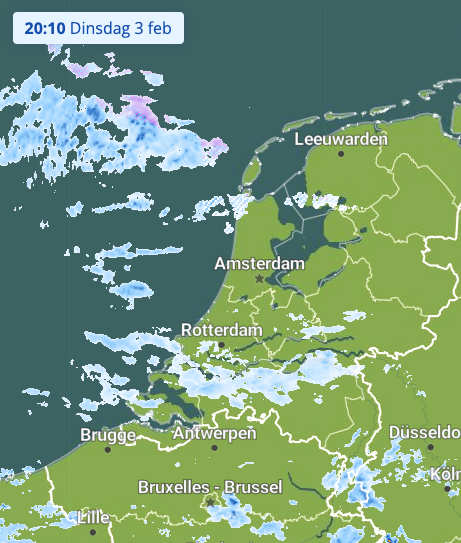 Boven Noord-Holland en Friesland zijn al lokale ijzelbuien actief (gestreepte vlekken) en vanuit het zuiden nadert meer regen.