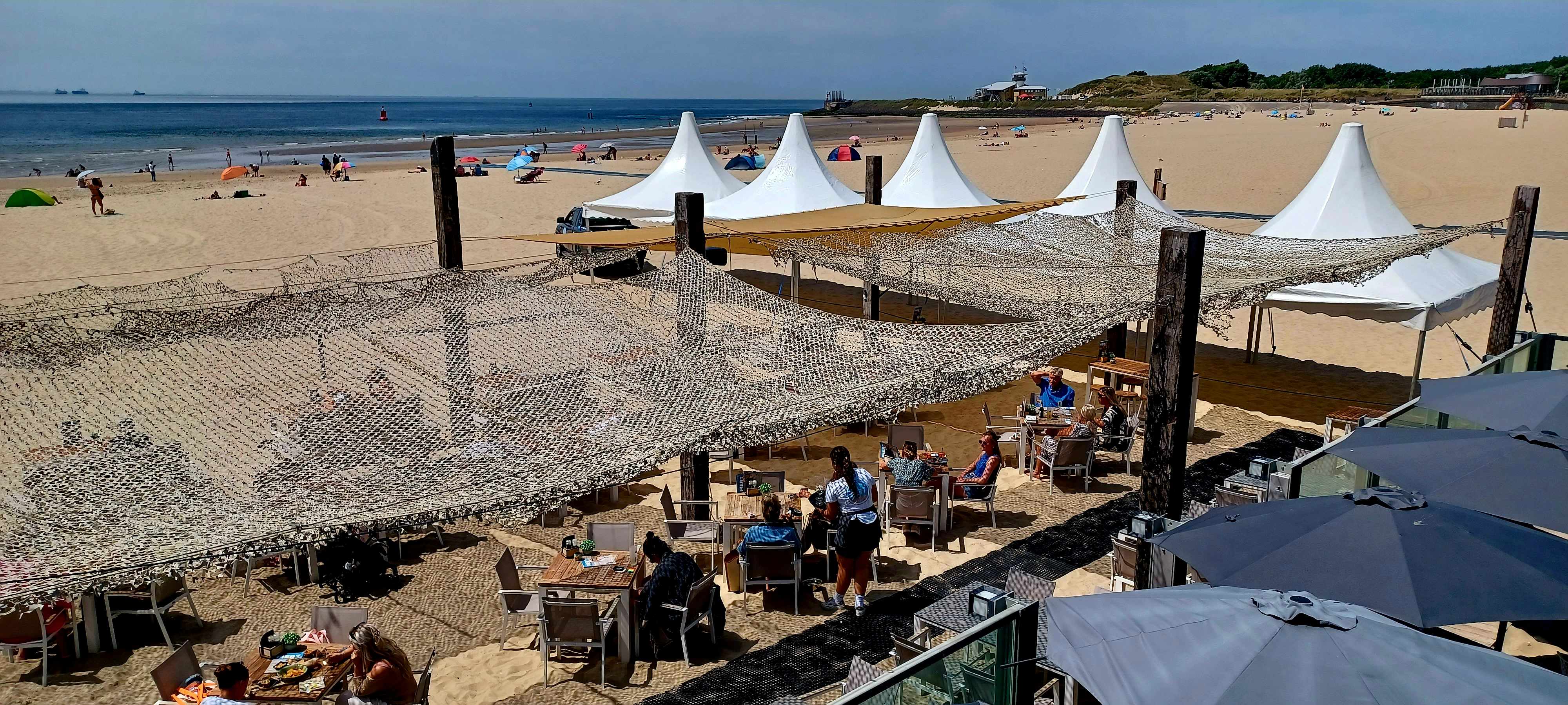 Dit weekend is het aan zee een stuk koeler dan in de grote steden. Foto: Anne-Marie van Iersel