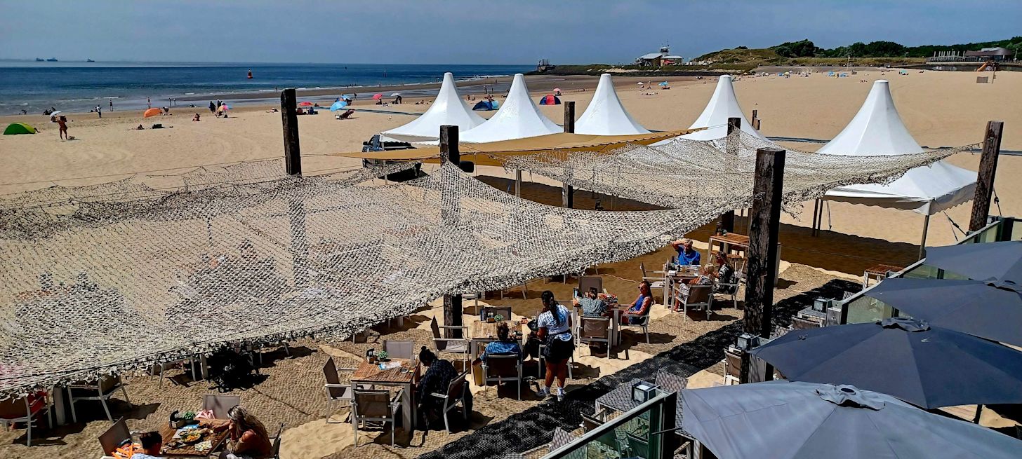 Dit weekend is het aan zee een stuk koeler dan in de grote steden. Foto: Anne-Marie van Iersel