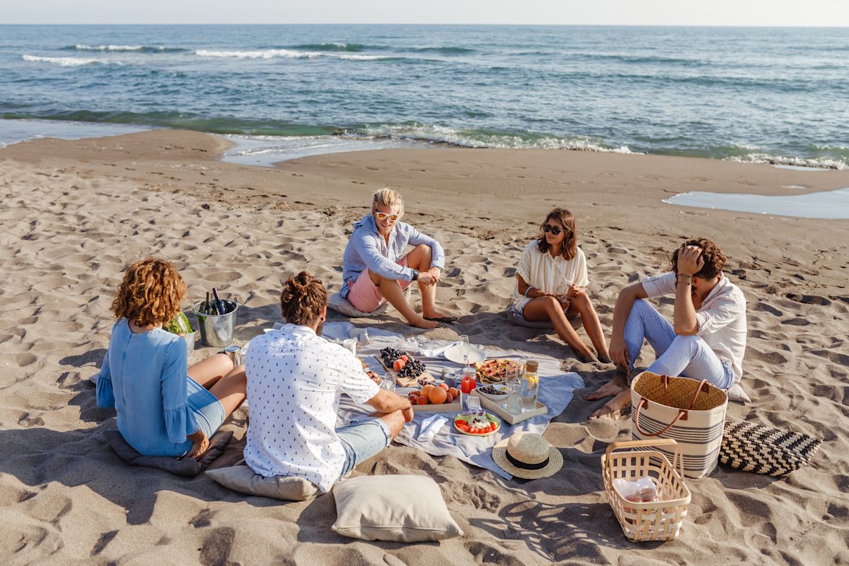 Eten op het strand. Foto: Adobe Stock / LStockStudio.