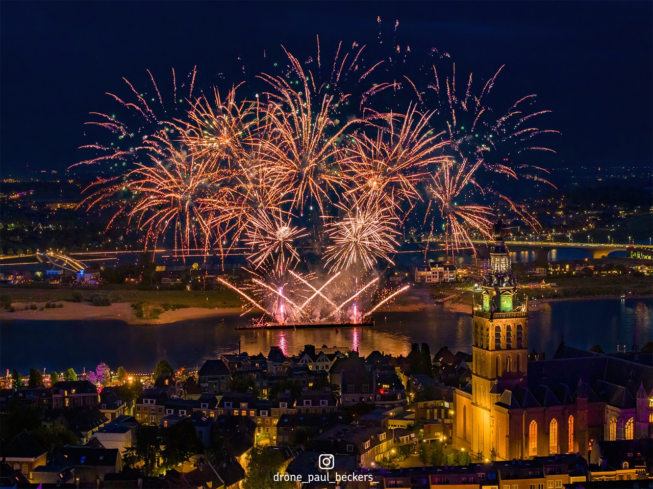 Vuurwerk tijdens de vierdaagsefeesten. Foto Paul Beckers